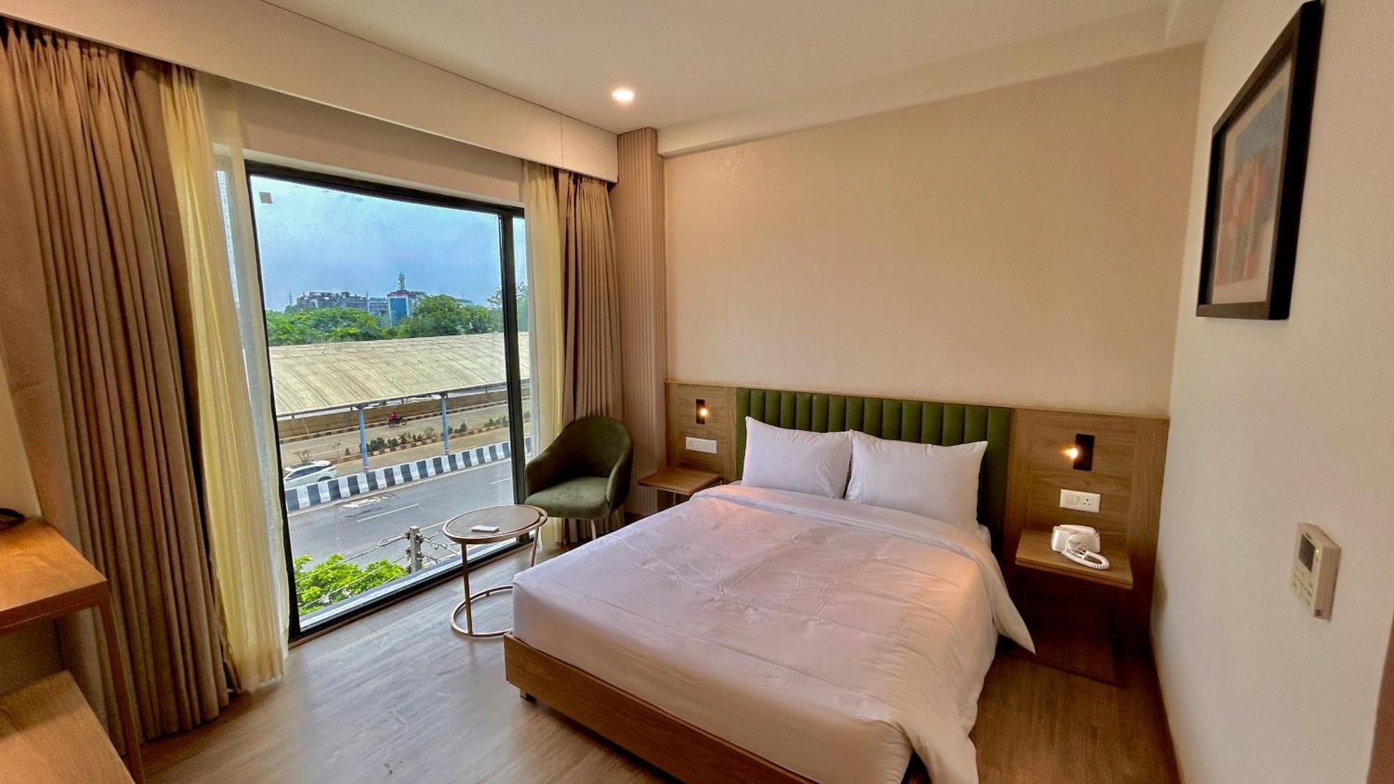 Hotel Limon & Banquet Sector 29, グルガウン エクステリア 写真